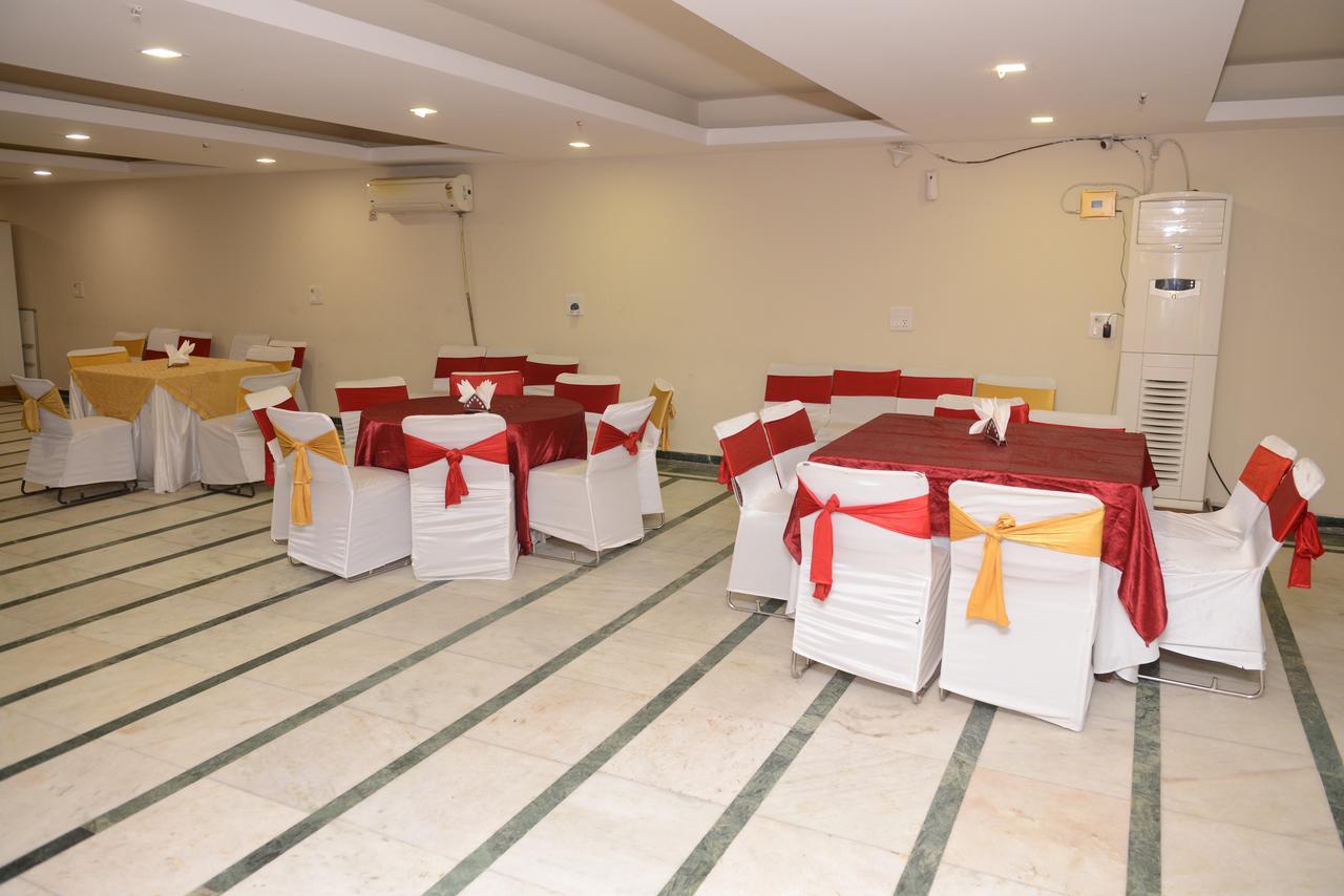 Hotel Balsons Continental Нью-Дели Экстерьер фото